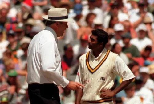 Darrell Hair makes controversial remarks on Murali