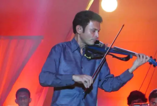 සුරතේ රැඳි වයලීනයේ මනරම් ස්වර මැවෙද්දී...