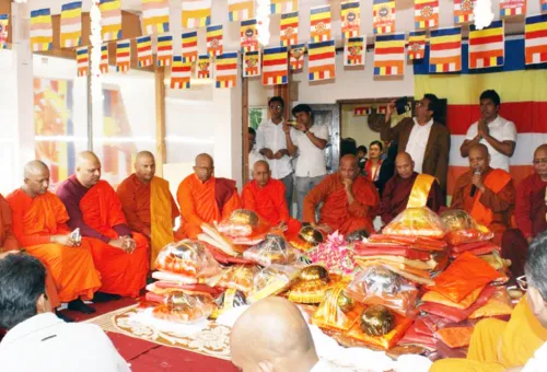 සෝභිත හිමියන්ට පින්පතා පැරිසියේ...