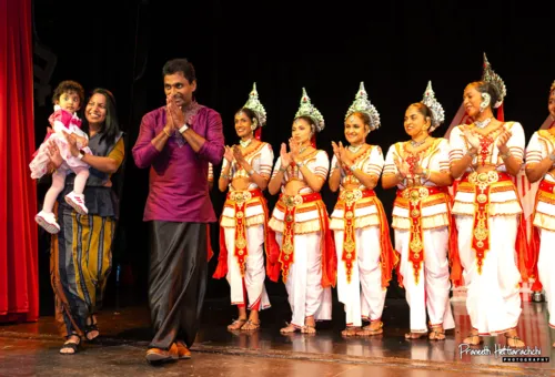 Pahim Path Mangalya (පාහිම්පත් මංගල්‍යය) by Aththanayaka...