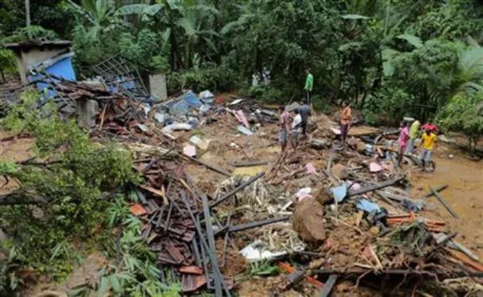 Hundreds feared dead in Haldummulla landslide