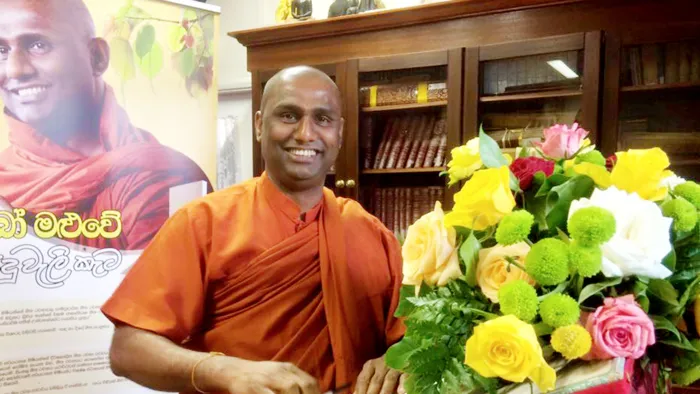 බෝ මළුවේ සුදු වැලි කැට.........