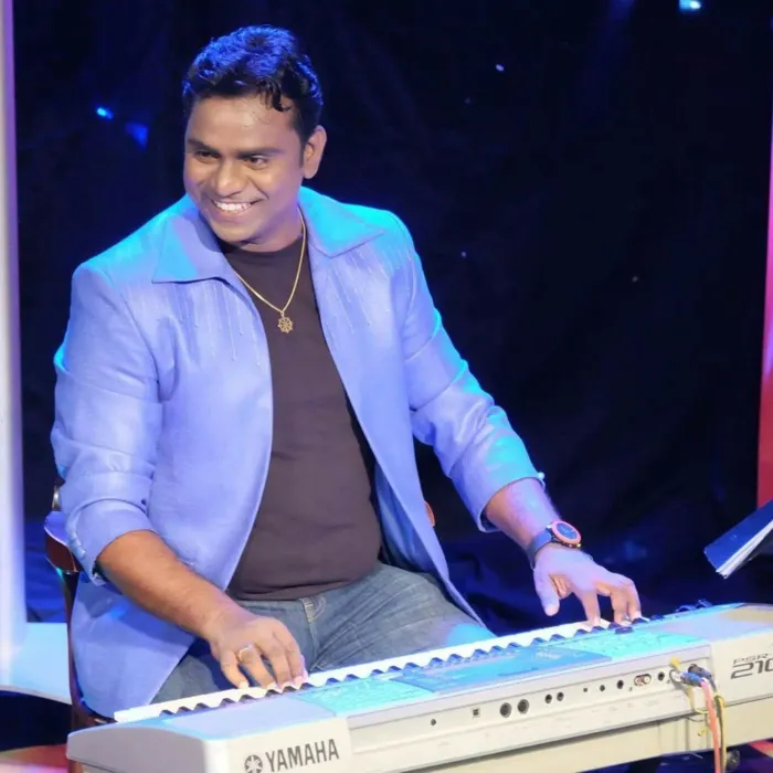 කට හඬ 35 කින් ගී ගයන ගායකයා...