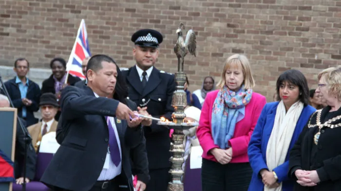 නේපාල මහා භුමිකම්පාව නිසා ජිවිත අහිමි වු සහොදර ජනතාව වෙනුවෙන් ඉටිපහන් දෑල්වීම