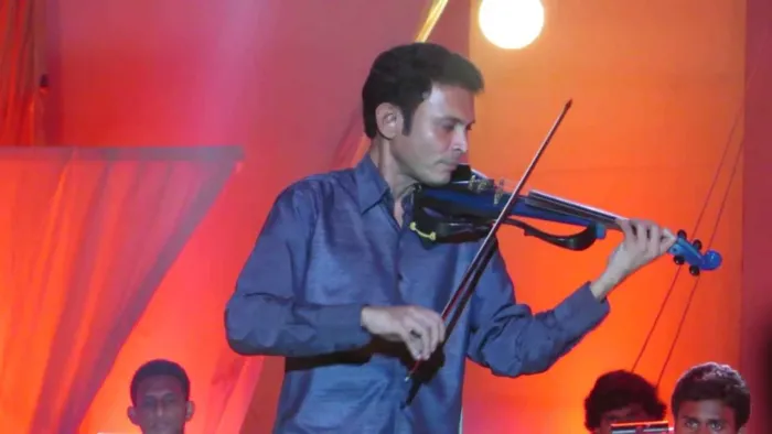 සුරතේ රැඳි වයලීනයේ මනරම් ස්වර මැවෙද්දී ඔහුගේ මධුර ශ්‍රාස්තීය හඬින් අප විසල් සතුටක් වින්ඳෙමු