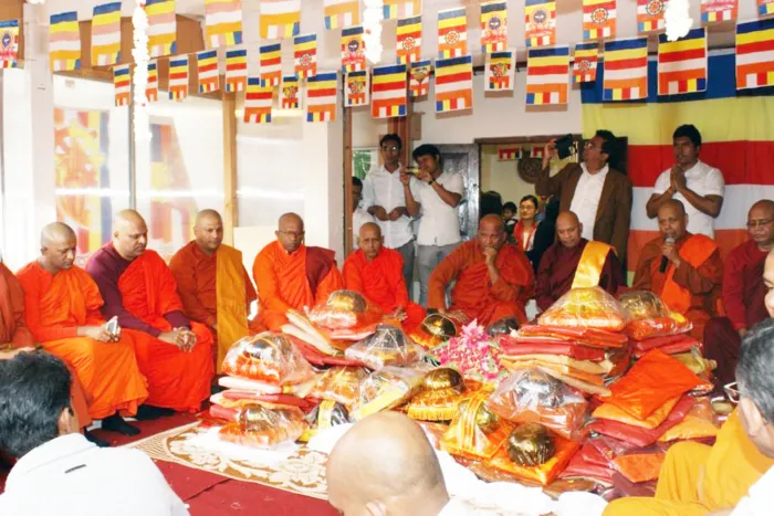 සෝභිත හිමියන්ට පින්පතා පැරිසියේ පින්කමක්