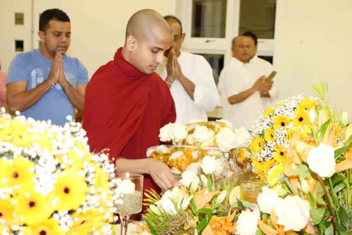 ලන්ඩන් මහමෙව්නාවෙන් වසර අවසාන පින්කම්