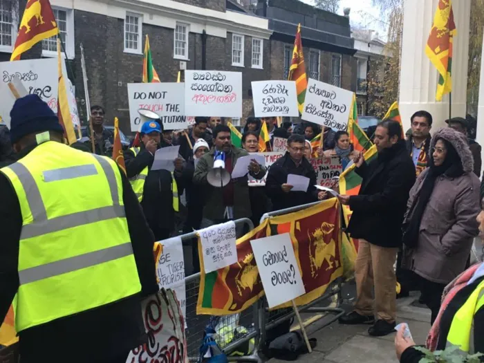 නව ව්‍යවස්ථාවට විරුද්ධව ලන්ඩනයේ උද්ගෝෂණයක්