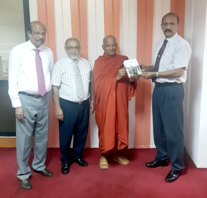 නන්දිකඩාල් කෘතිය ප්‍රංශ නාහිමිට පිරිනැමේ