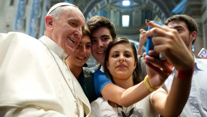 Pope Francis poses for 'selfie' in South Korea