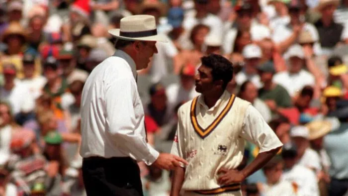 Darrell Hair makes controversial remarks on Murali