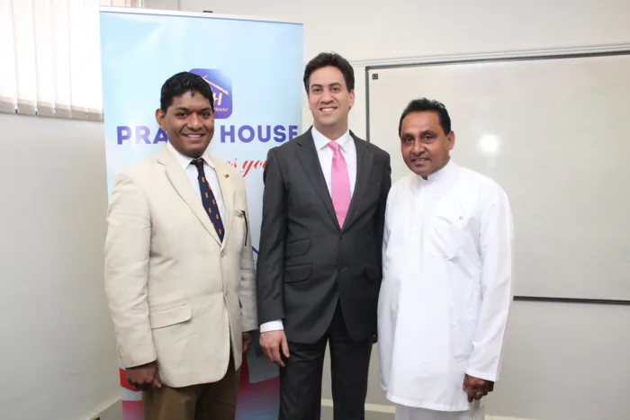 ජනහඬ මිලිබෑන්ඩ්ට ඇත්ත කියාදෙයි.