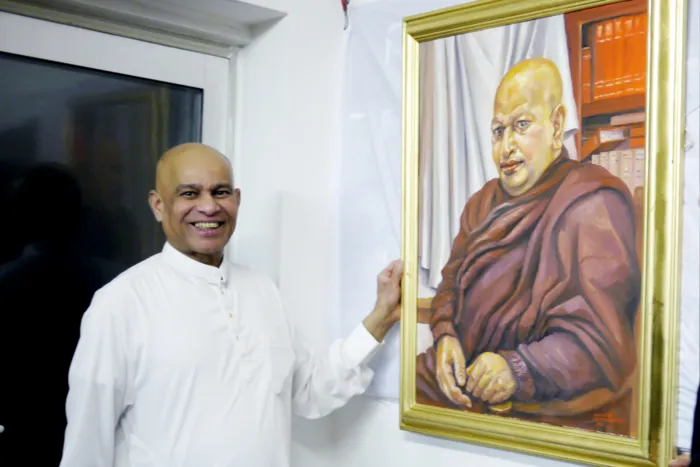 පුහුදුන් මිනිසුන්ගේ දුක් වේදනා හා අනේක අප්‍රමාන අපේක්ෂා අදෘශ්‍යමාන දෙවිවරුන්ට හඬගා කියූ දෙවියෙක් වගේ මිනිහෙක්.